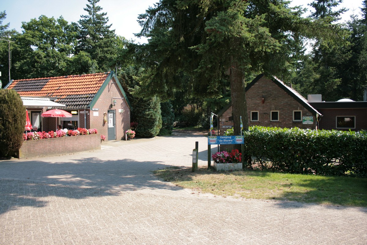 De receptie en de oprit van Camping de Stuwe