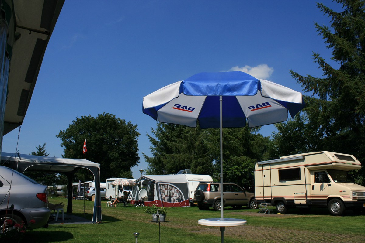 Onder de parasol